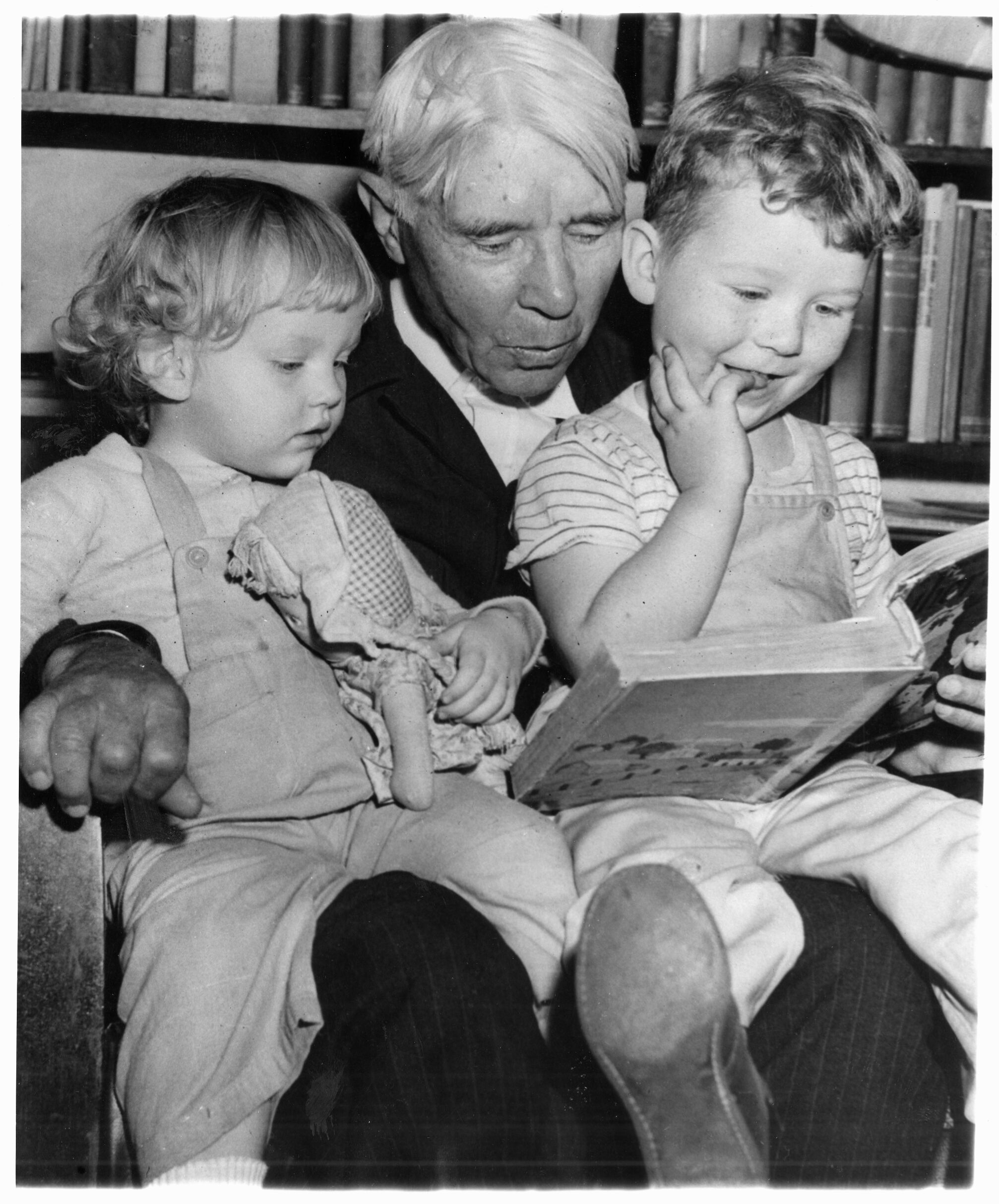 Carl Sandburg reading to his grandchildren (1945)